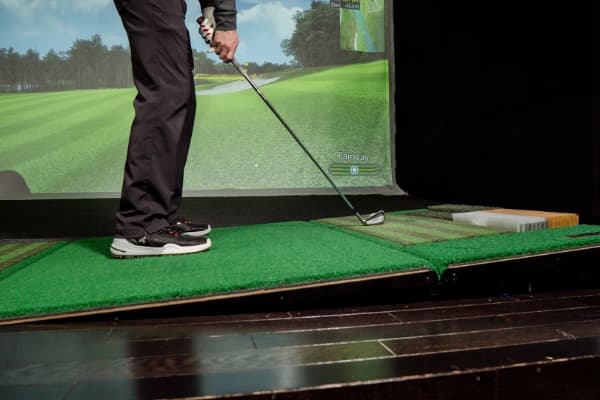 GOLFZONの傾斜システムを使って練習している様子