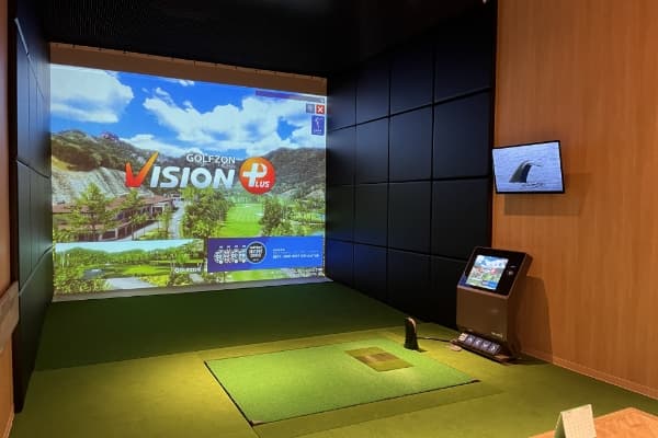 GOLFZONのシミュレーションゴルフを自宅の部屋にオーダーメイド施工を行って設置した様子