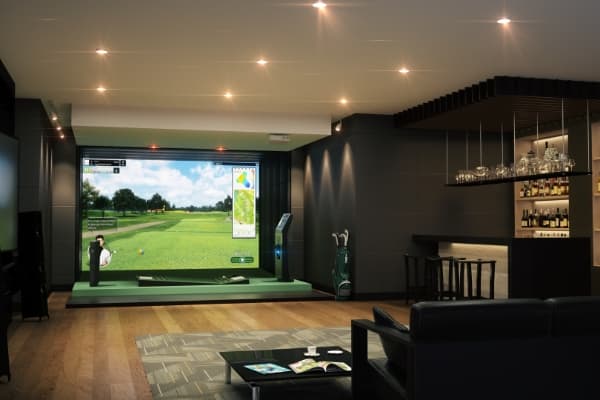 GOLFZONのシミュレーションゴルフを新築のゴルフルームに設置した様子