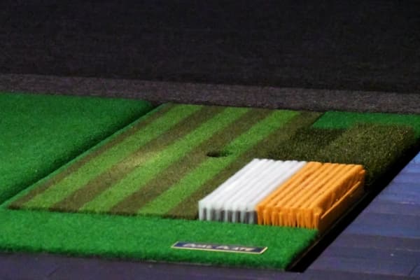 ラフ・バンカーマットでリアルなゴルフコースを再現している様子