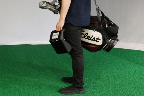 GTRAKをゴルフ練習場へ持ち運ぶ様子