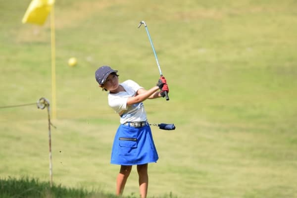 ジュニアゴルファーがコースレッスンに取り組んでいる様子