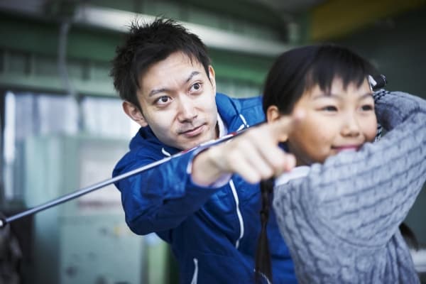 ジュニアゴルファーがジュニアゴルフレッスンを受けている様子