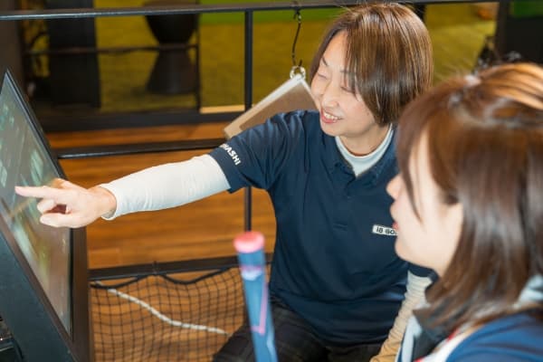 シミュレーションゴルフでスイング動画を見ている様子