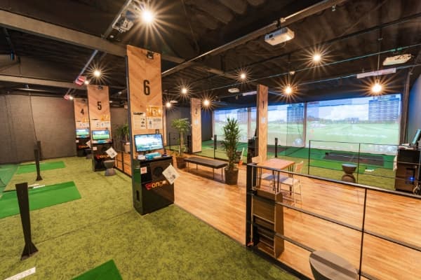 i8GOLF松本店のシミュレーションゴルフ打席の様子