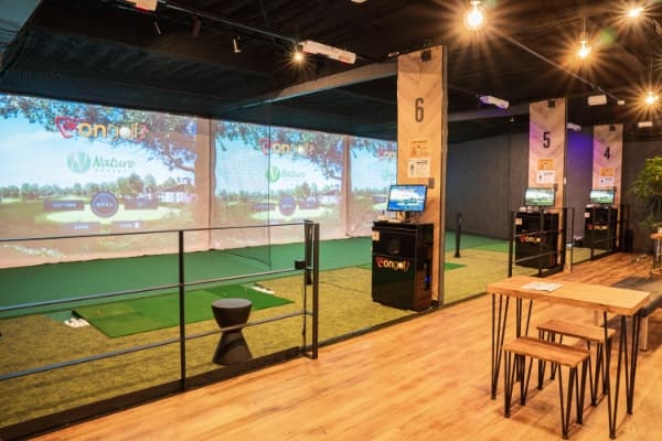 i8GOLF松本店のシミュレーションゴルフ打席の様子