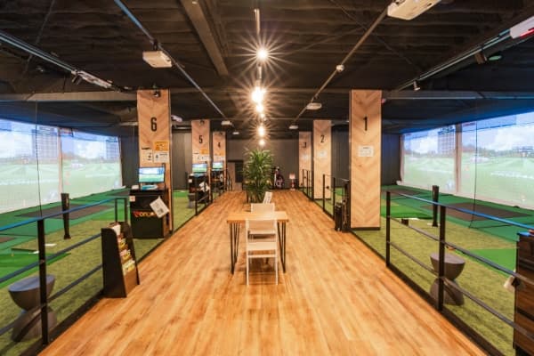 i8GOLF松本店のシミュレーションゴルフ打席の様子