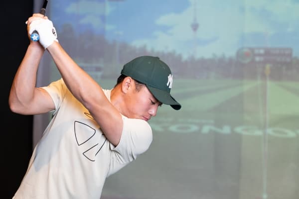 i8GOLFで練習している新村プロの様子
