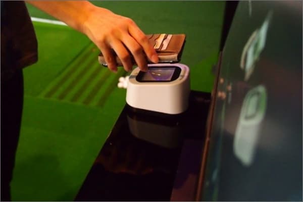 スマホでチェックインし、シミュレーションゴルフを開始する様子