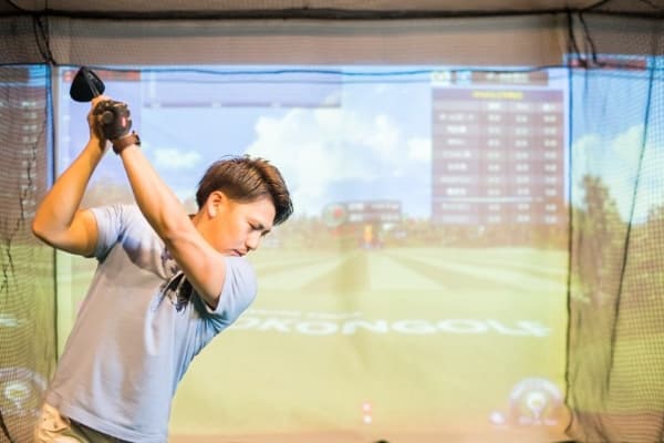 シミュレーションゴルフを利用している様子