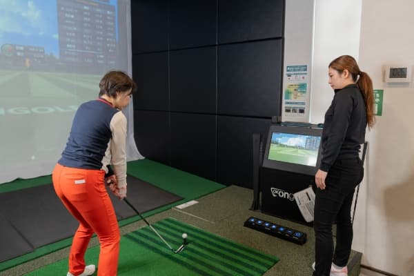 ティーチングプロがレッスンをしている様子