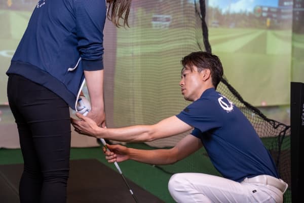 ティーチングプロがレッスンをしている様子