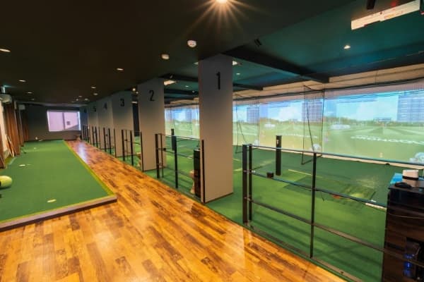 i8GOLF下諏訪店のシミュレーションゴルフ打席