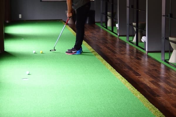 i8GOLF下諏訪店のパタースペース