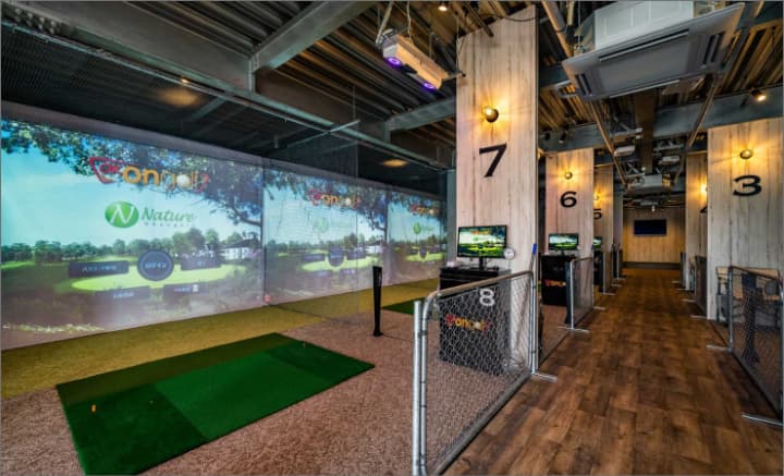 i8GOLF24横浜戸塚店のシミュレーションゴルフ打席