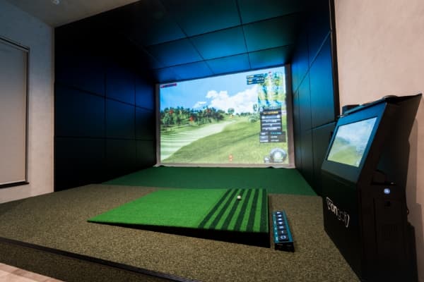 i8GOLF高崎店のシミュレーションゴルフ打席の様子