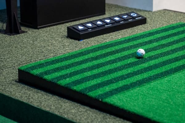 i8GOLF高崎店のシミュレーションゴルフ打席の様子