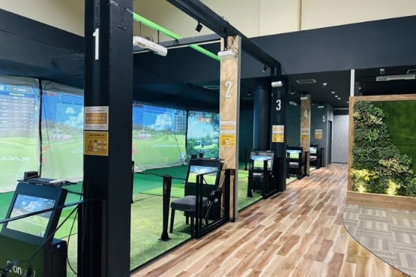 i8GOLF富山店のシミュレーションゴルフ打席の様子