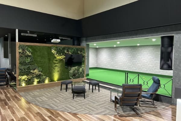 i8GOLF富山店の受付の様子