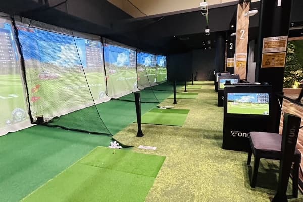 i8GOLF富山店のシミュレーションゴルフ打席の様子