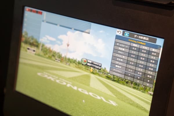 i8GOLF富山店のシミュレーションゴルフ打席の様子