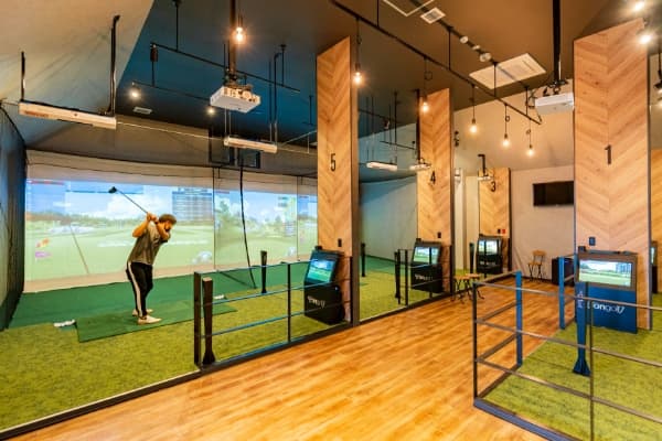 i8GOLF豊橋店のシミュレーションゴルフ打席の様子