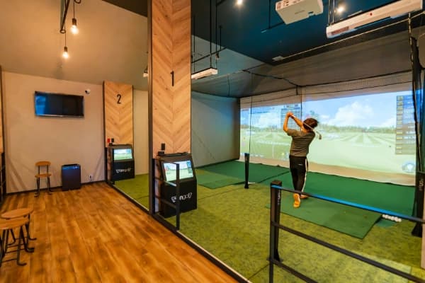 i8GOLF豊橋店のシミュレーションゴルフ打席の様子