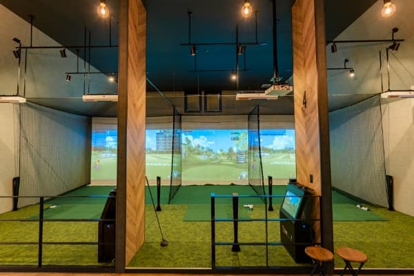 i8GOLF豊橋店のシミュレーションゴルフ打席の様子