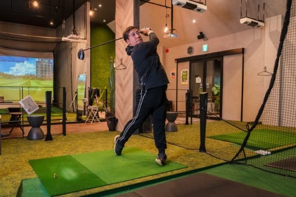 i8GOLF豊橋店のシミュレーションゴルフを使う横山毅プロ