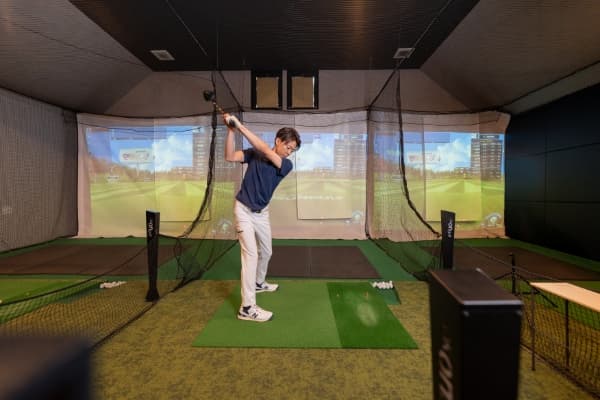 i8GOLF豊橋店のシミュレーションゴルフを使う池崎亘プロ