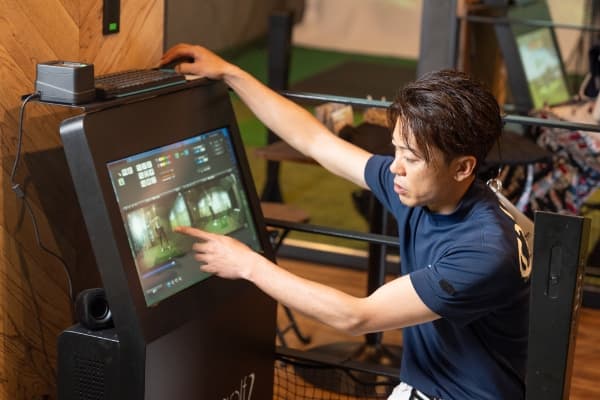 シミュレーションゴルフがあるインドアゴルフ練習場の様子