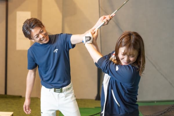 シミュレーションゴルフでゴルフ練習をする様子