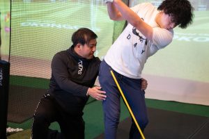 ゴルフレッスンをする池崎亘プロ