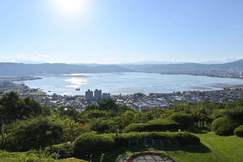 諏訪市から見た下諏訪町方面の景色