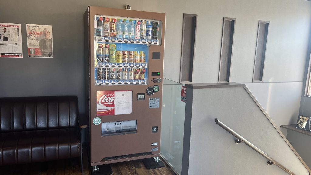 i8GOLF下諏訪店の自動販売機ラッピング