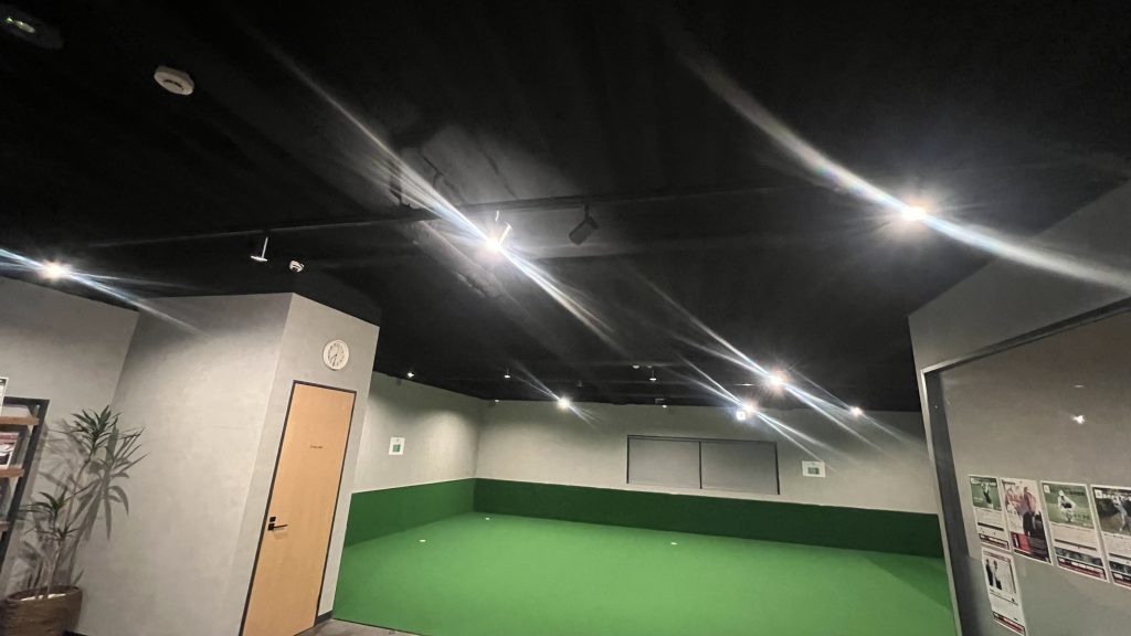 i8GOLF松本店の天井の様子