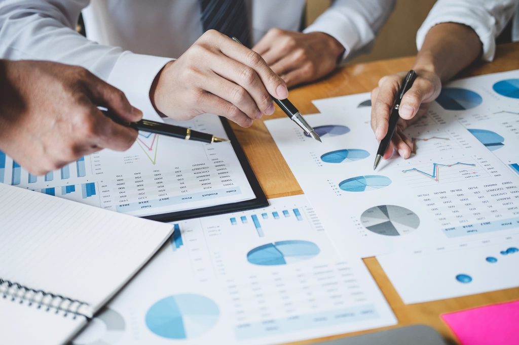 インドアゴルフ経営をフランチャイズかオリジナルかで検討している様子