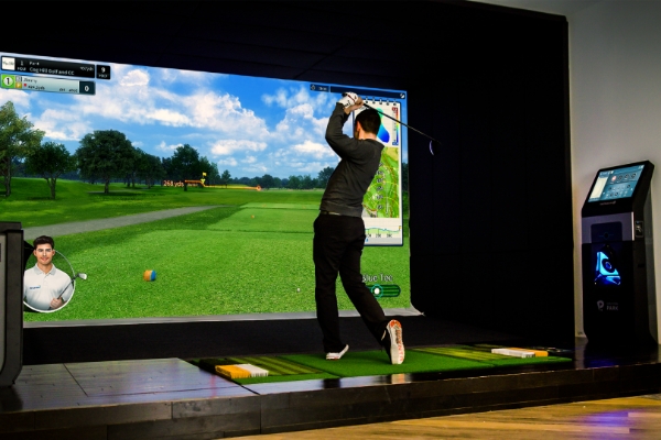 自宅のシミュレーションゴルフを利用している様子