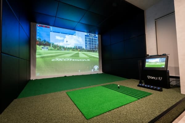 防球対策をしたシミュレーションゴルフ打席の様子