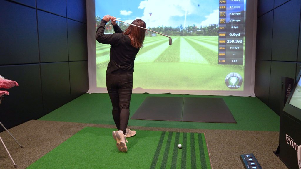 自宅のシミュレーションゴルフ利用する様子