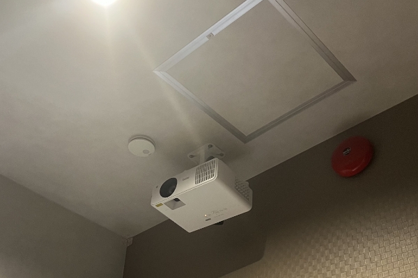 天井にプロジェクターをつけている様子