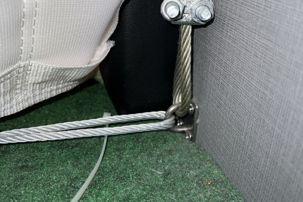 スクリーンをアンカーで支持している様子