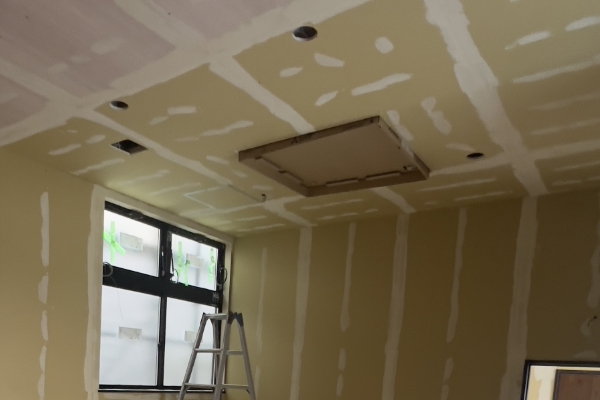 電気配線を計画して内装工事をしている様子